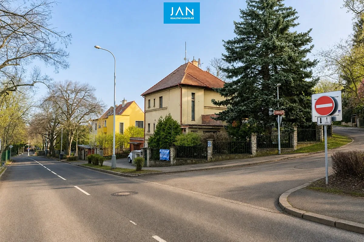 Prodej rodinného domu 330 m², pozemek 637 m²